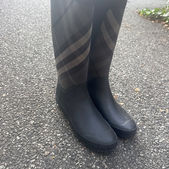 Burberry rain boots - Picture 1 of 2